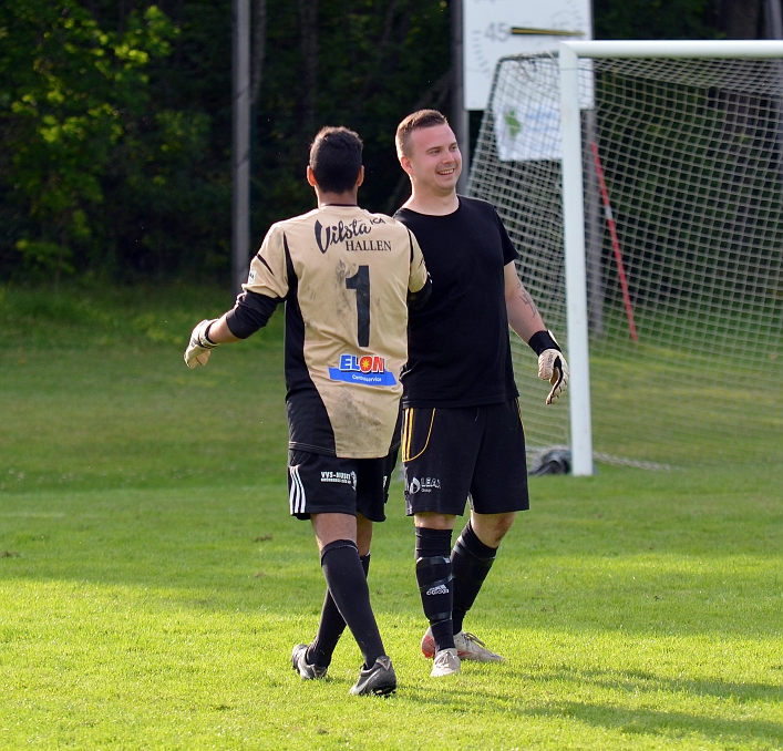 2012_0630_70.JPG - Matchen slutar 0-0 och det blir straffar. Målvakterna önskar varandra lycka till