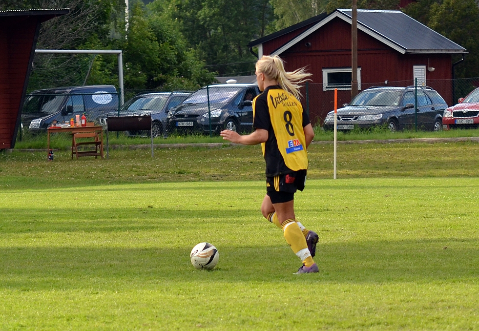 2012_0630_71.JPG - Södra börjar och Amanda Segerstedt driver fram bollen (det är amerikanska straffar). . . .