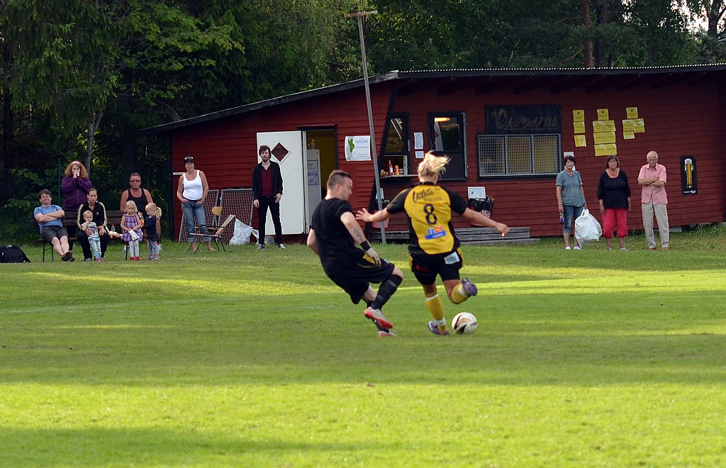 2012_0630_72.JPG - . . . . utmanar målvakten. . . .
