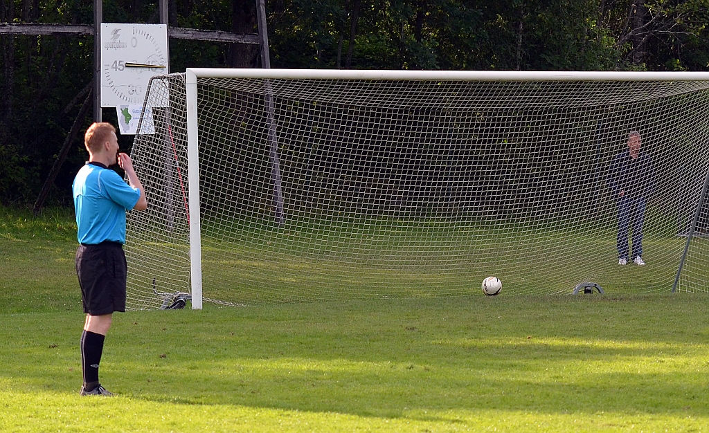 2012_0630_73.JPG - . . . . och slår bollen i mål. 1-0 till Södra