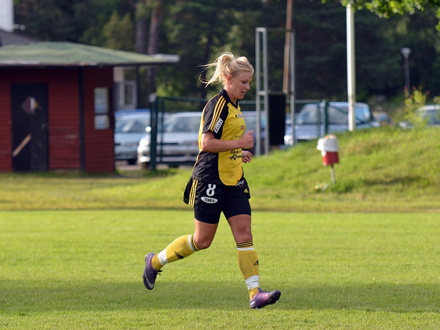 2012_0630_74.JPG - En nöjd Amanda Segerstedt efter straffmålet