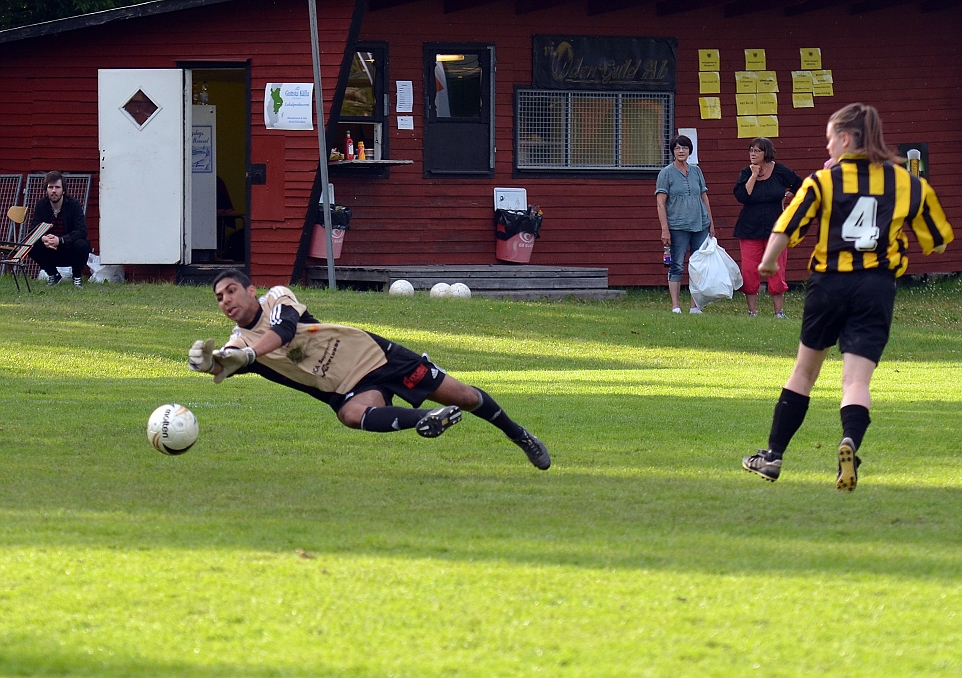 2012_0630_75.JPG - Wahlsta's första straff räddas av Samer Al-Mosawy