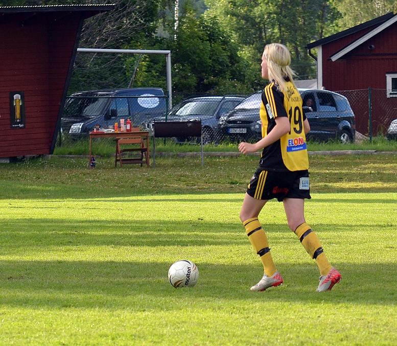 2012_0630_76.JPG - Södra's andra straff läggs av Jennifer Axelsson