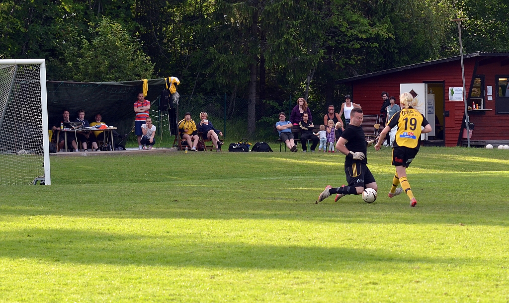 2012_0630_77.JPG - Men Wahlsta's målvakt kommer ut och täcker av och Jennifer slår bollen mitt på målvakten