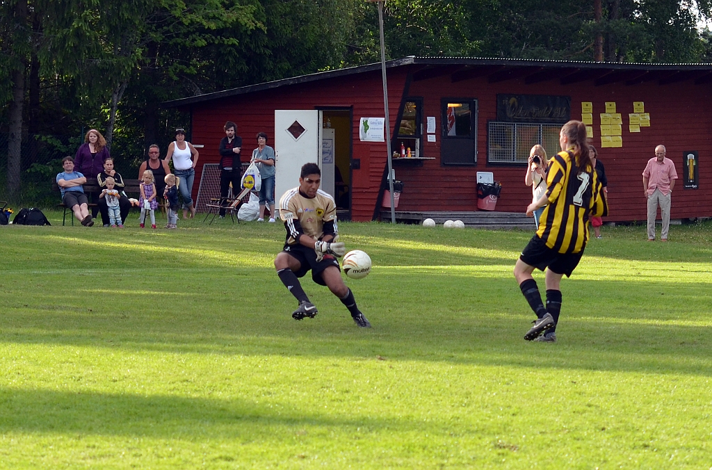 2012_0630_78.JPG - Även Wahlsta's andra straff räddas av Södramålvakten Samer Al-Mosawy