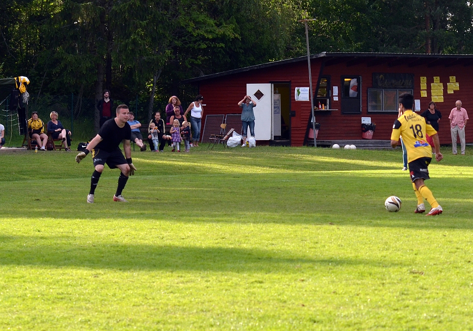 2012_0630_79.JPG - Södra's 3:e straff läggs av Hazhar Qorbani. . . .