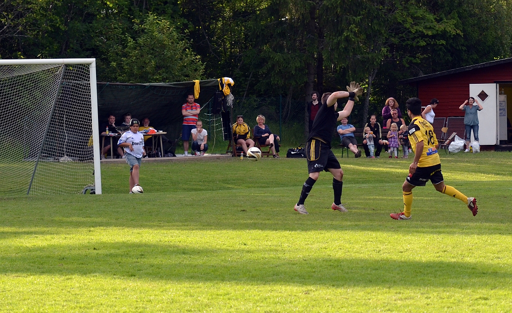 2012_0630_80.JPG - . . . . och skjuter den vid sidan av målvakten. . . .