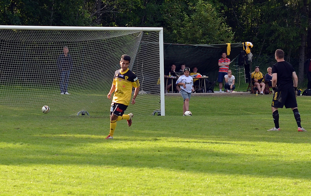 2012_0630_81.JPG - . . . . in i mål. 2-0 till Södra och finalen är avgjord