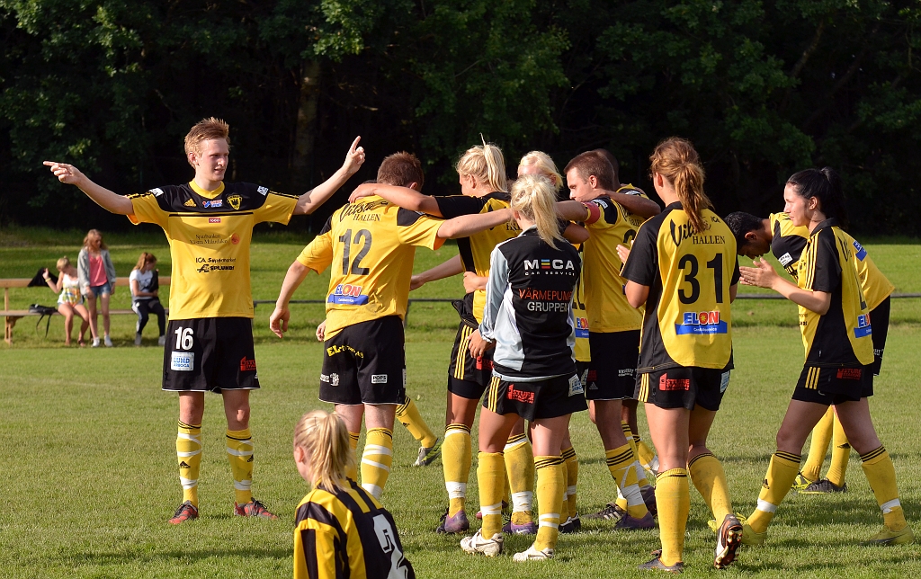 2012_0630_82.JPG - Glada Södraspelare efter straffdramat