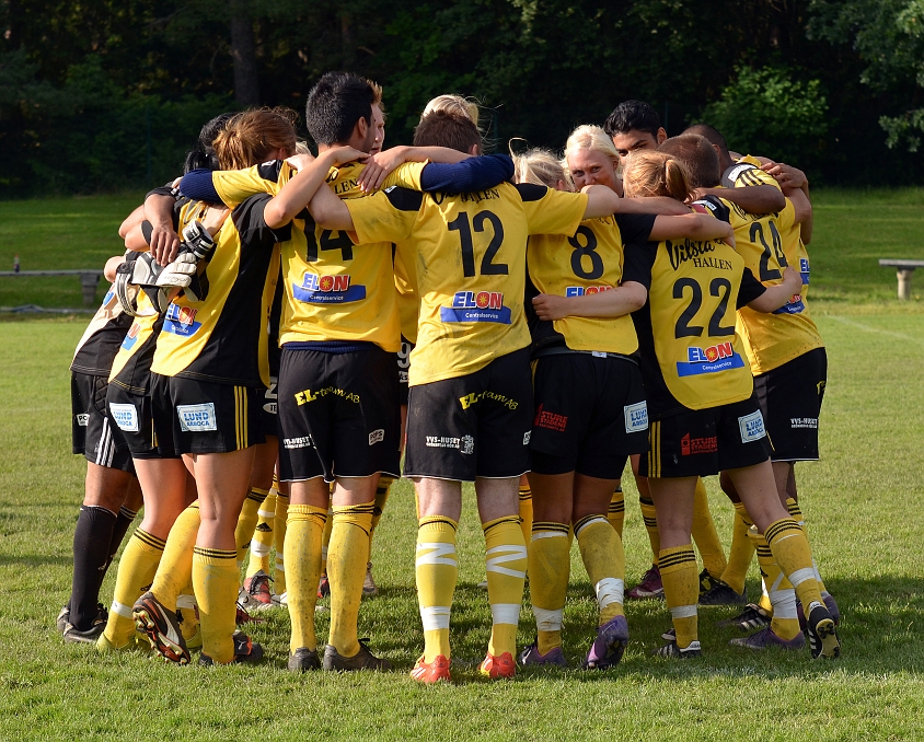 2012_0630_83.JPG - En segerring där alla tackar varandra för en bra genomförd turnering