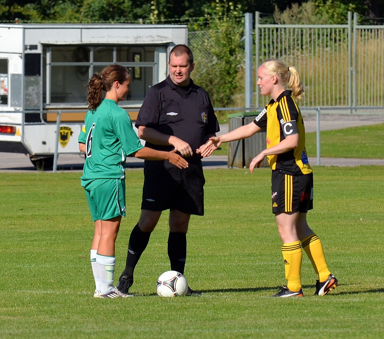 2012_0805_01.JPG - Lagkaptenerna hälsar på varandra och på domaren