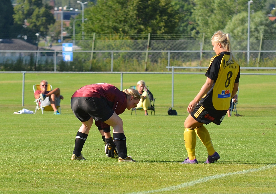 2012_0805_02.JPG - Amanda Segerstedt är framme och oroar Tillberga's målsvakt direkt i matchöppningen