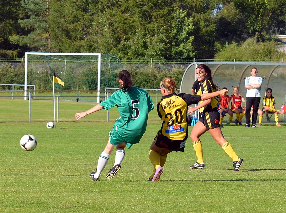 2012_0805_03.JPG - Ida Asp spelar ut bollen mot bortre långsidan