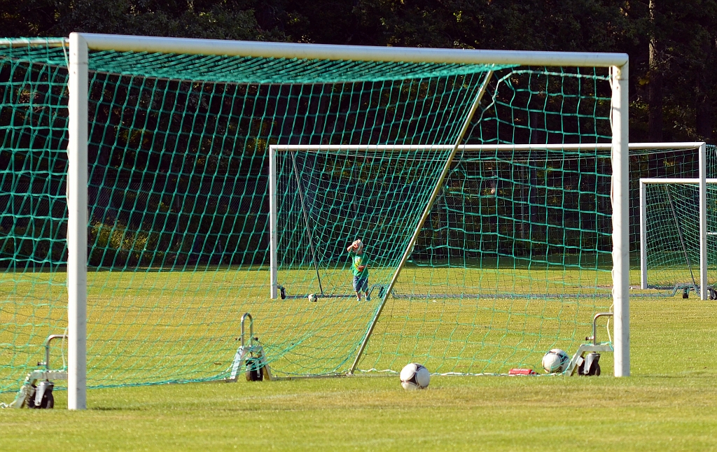 2012_0805_05.JPG - . . . och den tar i stolpen och rullar längs mållinjen. . .