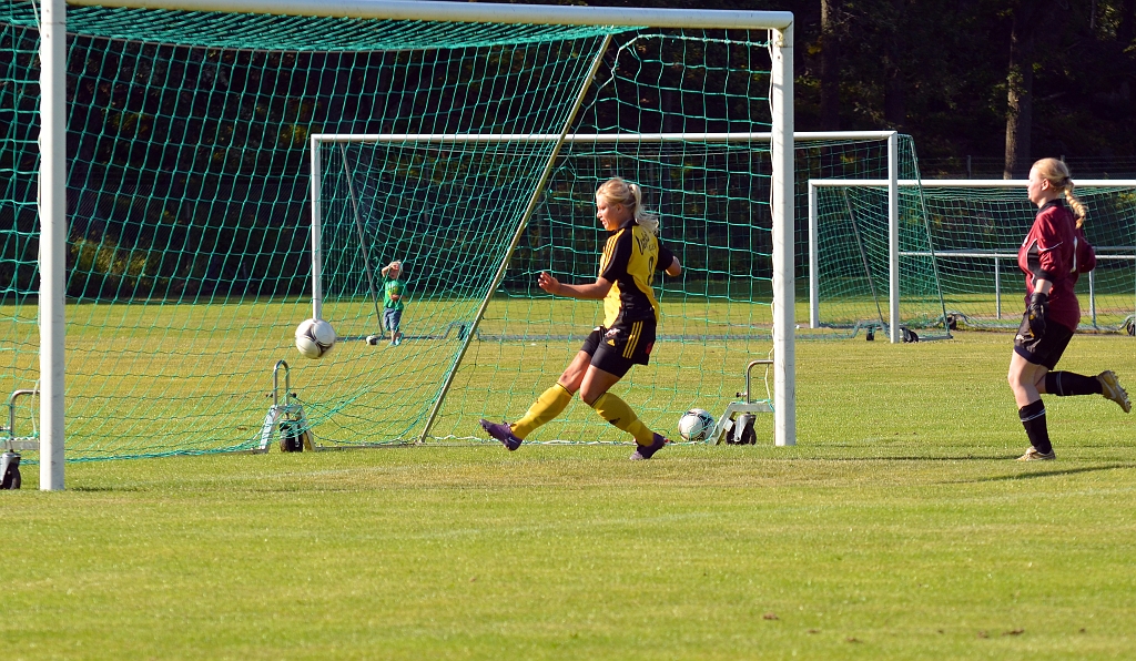 2012_0805_06.JPG - . . . men Amanda hinner fram och slår bollen i mål, 1-0 till Södra