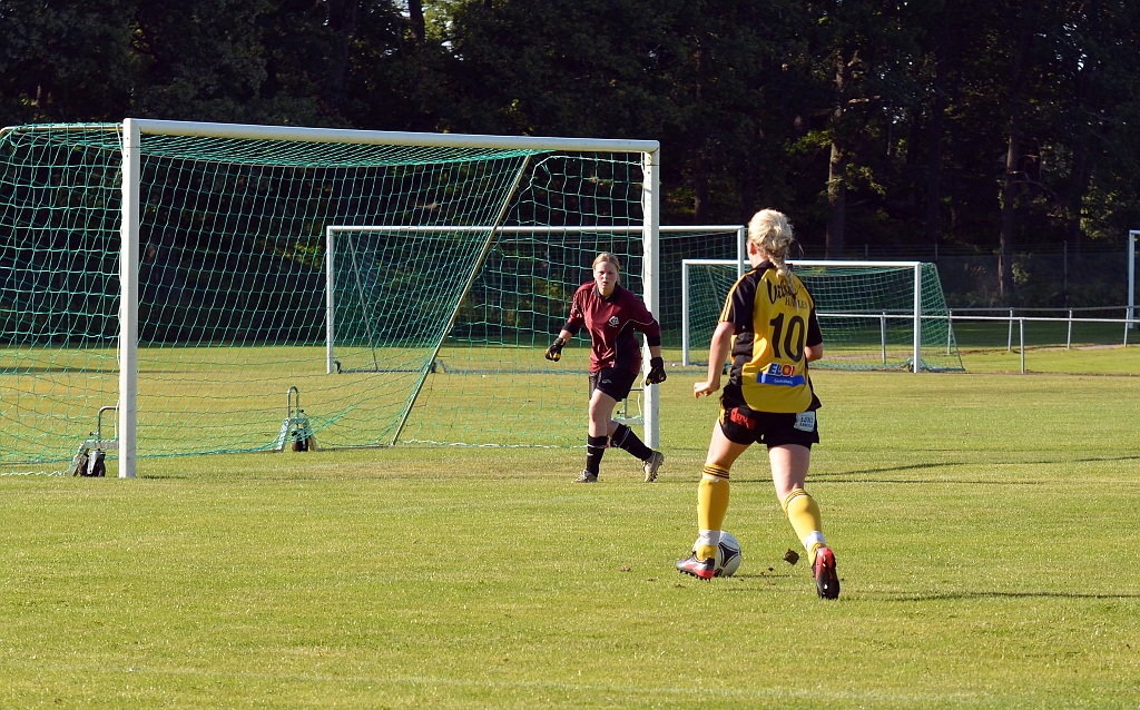 2012_0805_09.JPG - Sandra Sjöberg avancerar fram mot mål. . .