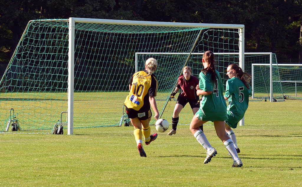 2012_0805_10.JPG - . . . målvakten lämnar en lucka mellan sig och stolpen. . .