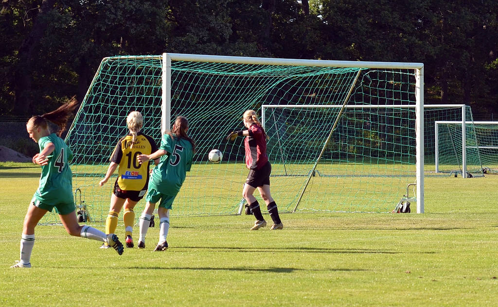 2012_0805_11.JPG - . . . och Sandra skjuter bollen i luckan och det står 2-0 till Södra
