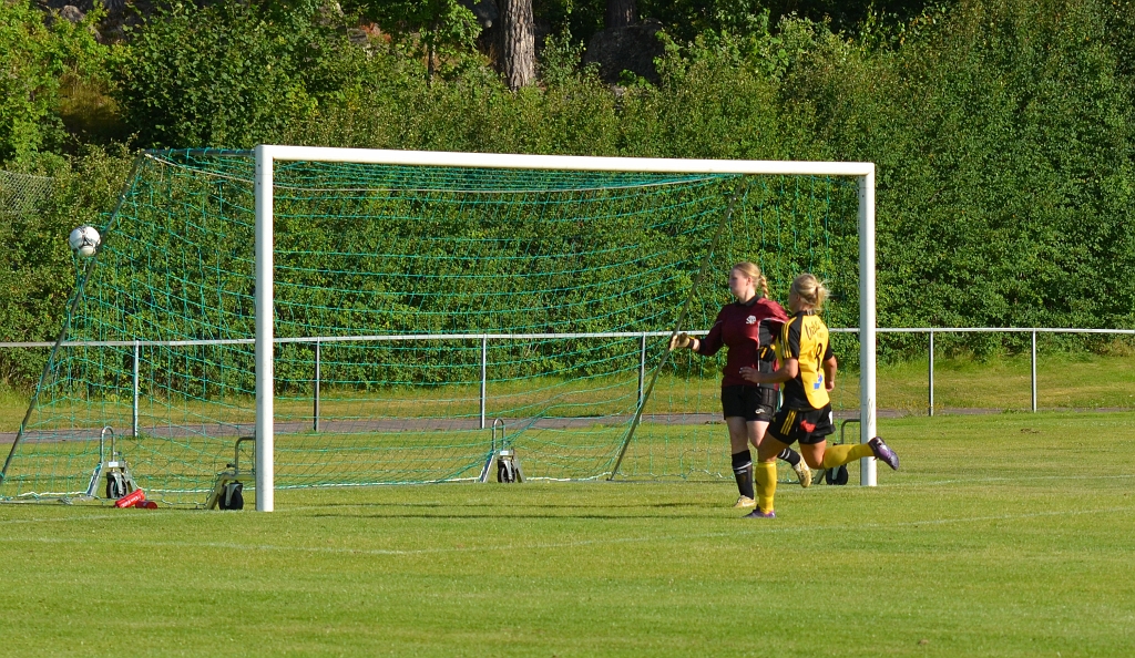 2012_0805_21.JPG - . . . och Amanda dunkar in bollen i mål 5-0 till Södra