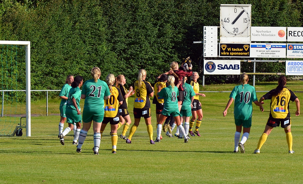 2012_0805_23.JPG - Tillberga's målvakt går upp och greppar bollen efter en hörna