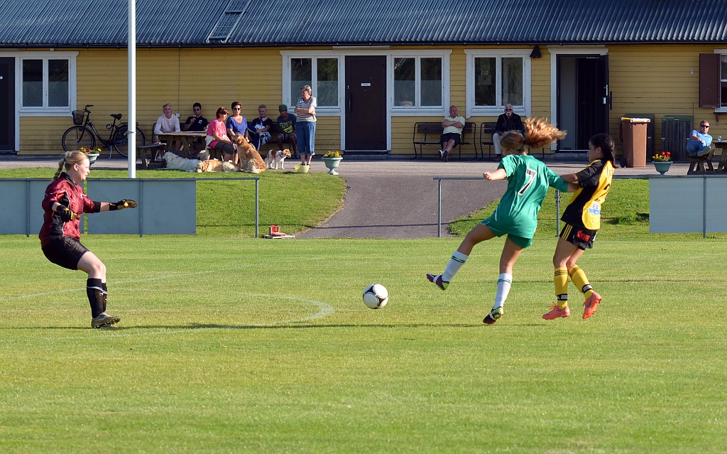 2012_0805_24.JPG - Marjam Yassin är framme och pressar på Tillbergabacken. . .