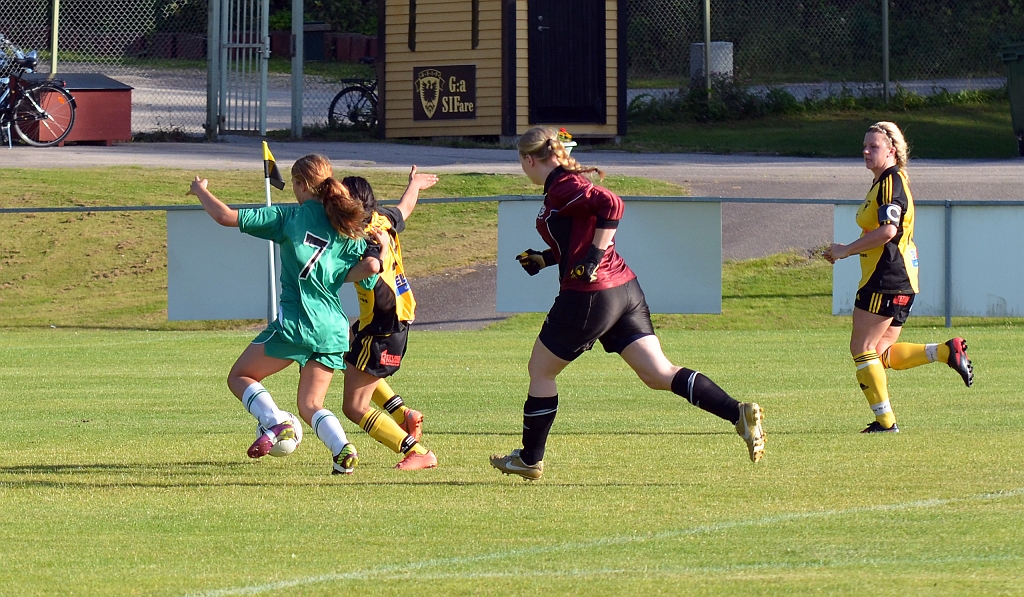 2012_0805_25.JPG - Missforstånd mellan Tillberga's målvakt och back, gör att Marjam får chansen. . .