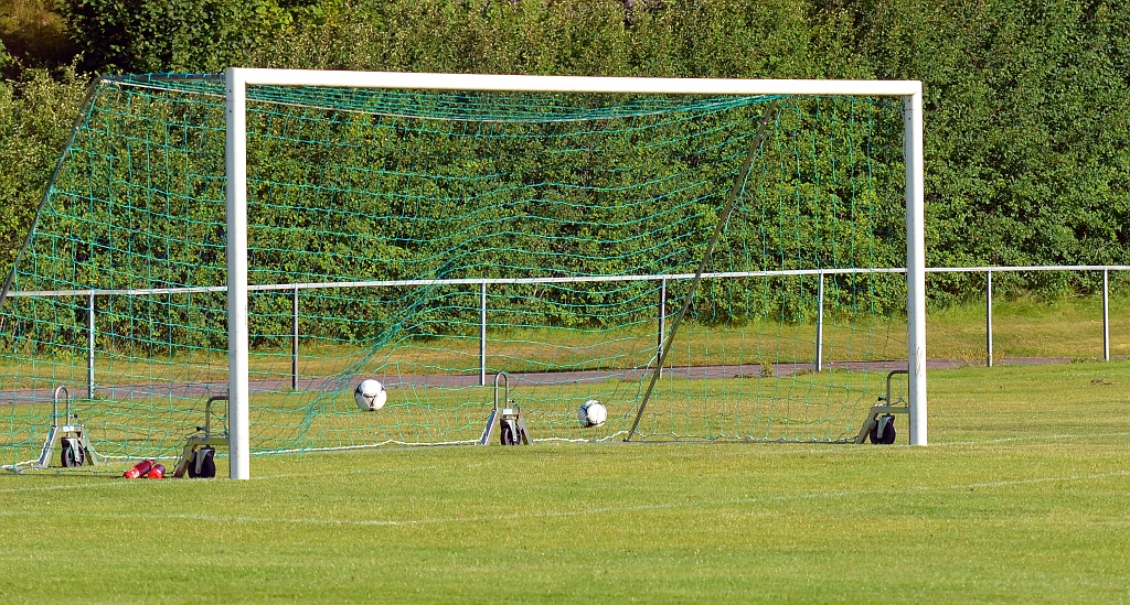 2012_0805_26.JPG - . . . och hon slår in bollen i öppet mål, 6-0 till Södra