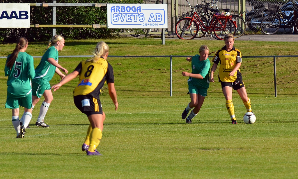 2012_0805_27.JPG - Sandra Sjöberg spelar in bollen till Amanda Segerstedt. . .