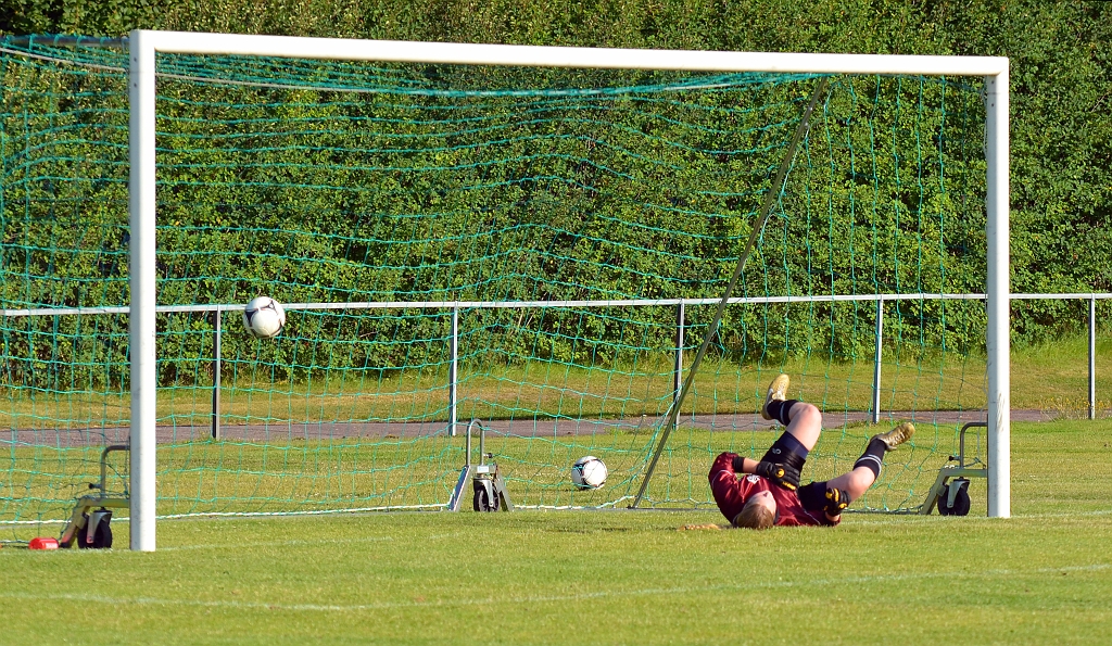 2012_0805_29.JPG - . . . och bollen går rakt in mål, 8-0 till Södra