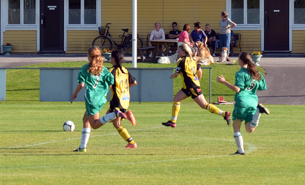 2012_0805_30.JPG - Sandra Sjöberg driver bollen mot straffområdet. . .