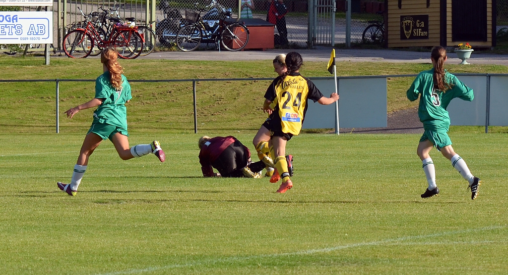 2012_0805_31.JPG - . . . dessvärre krockar hon med målvakten. . .