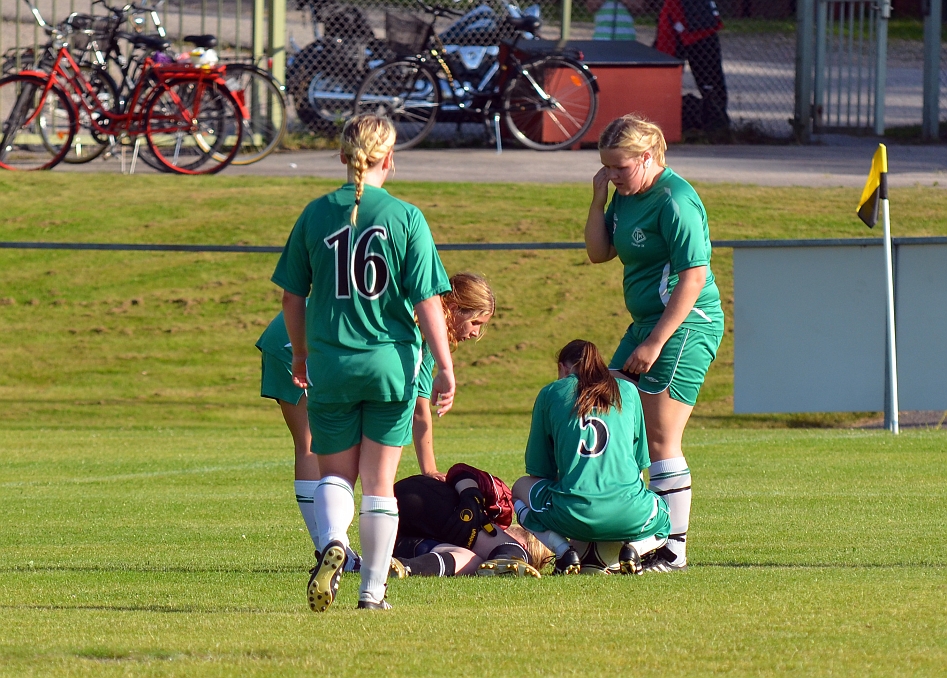 2012_0805_32.JPG - Målvakten får en lårkaka. . .