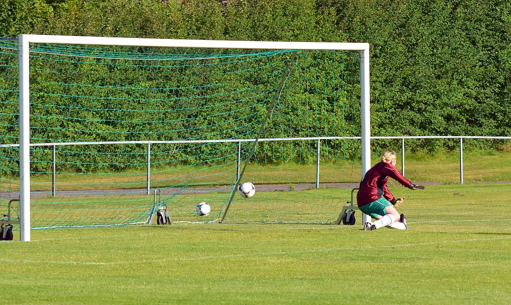 2012_0805_35.JPG - . . . och bollen smiter förbi den nyinsatte målvakten, 9-0 till Södra