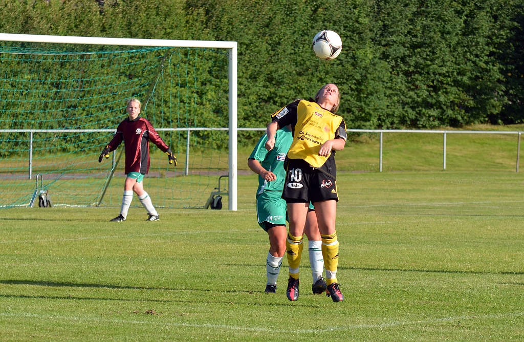 2012_0805_37.JPG - Sandra Sjöberg tar ner en höjdboll