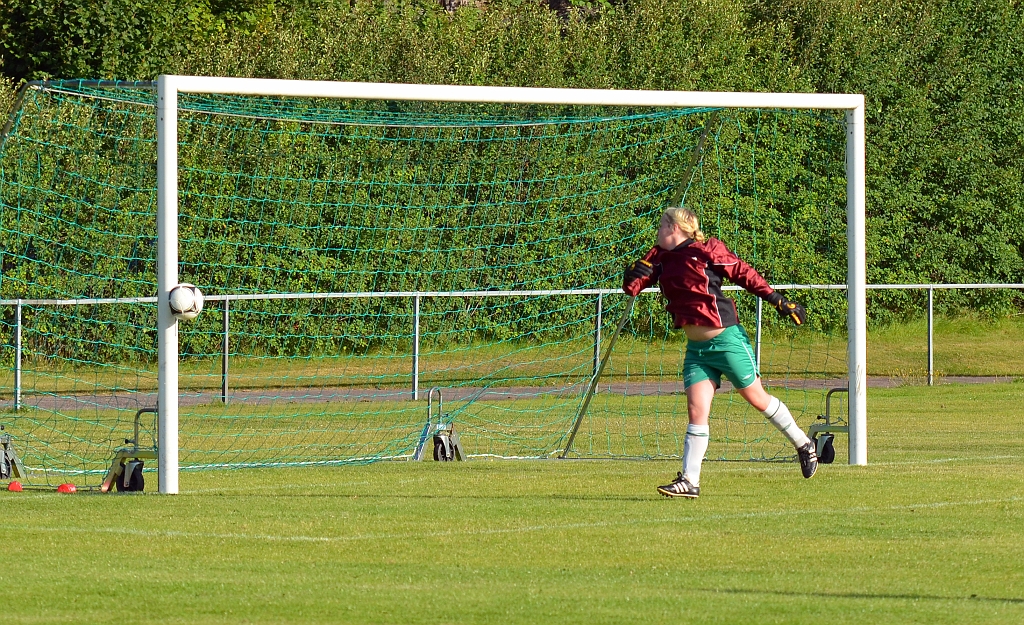 2012_0805_38.JPG - Klockren stolpträff på ett distansskott