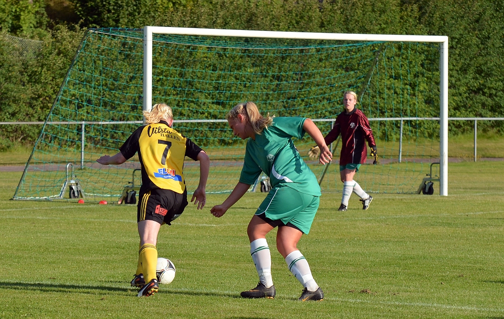 2012_0805_39.JPG - Rebecca Skog utmanar backen och går mot mål