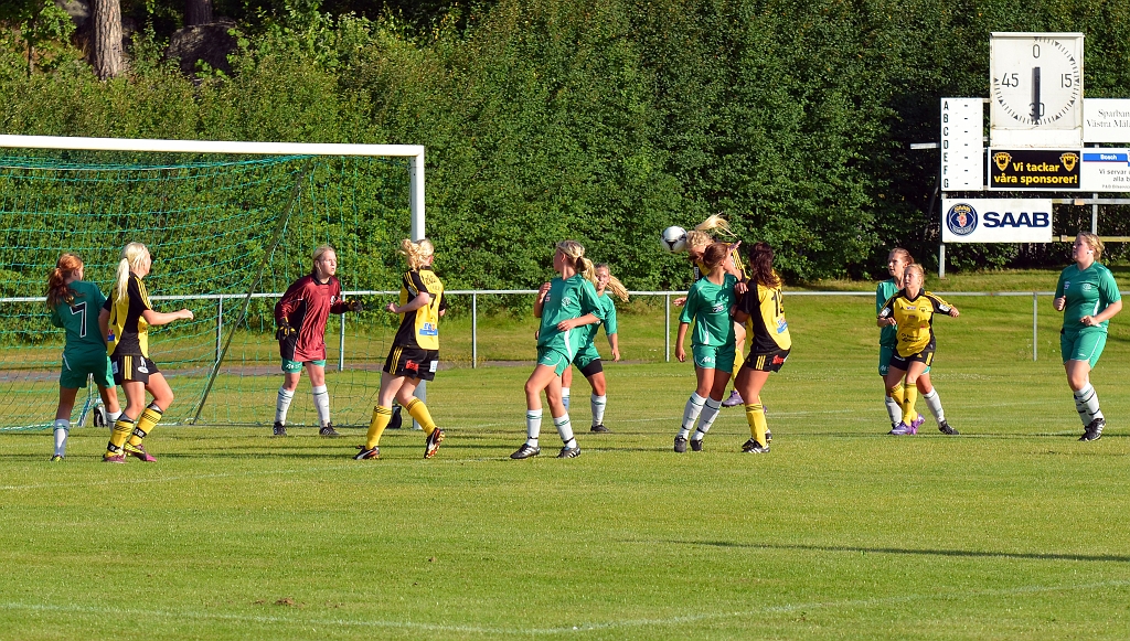 2012_0805_40.JPG - Amanda Segerstedt nickar in 10-0 på hörna för Södra. Amanda blev 7-målsskytt i denna match