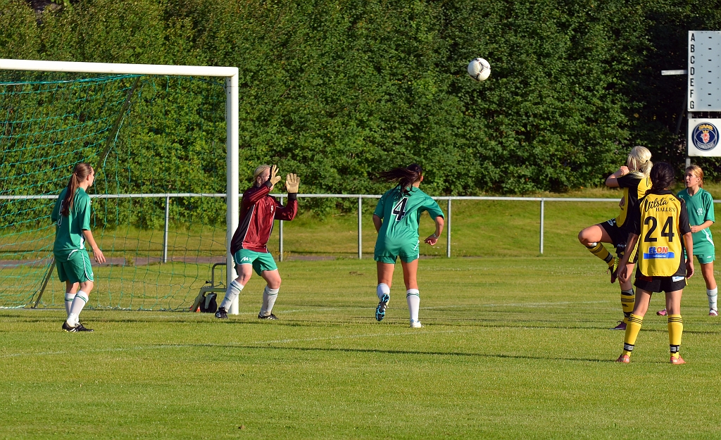 2012_0805_42.JPG - Elin Bergkvist i bra läge men bollen går över målet