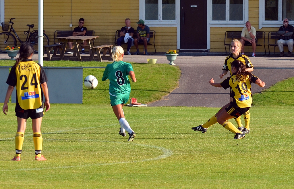 2012_0805_43.JPG - Amanda Lund skjuter ytterligare en skott från distans. . .