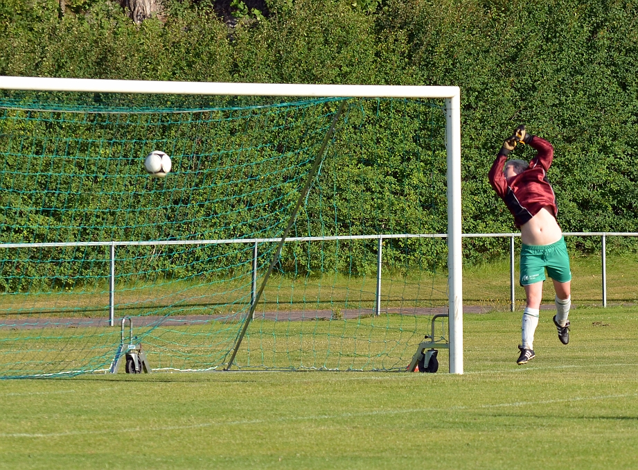 2012_0805_44.JPG - . . . och bollen går med bra fart i mål, 12-0 till Södra