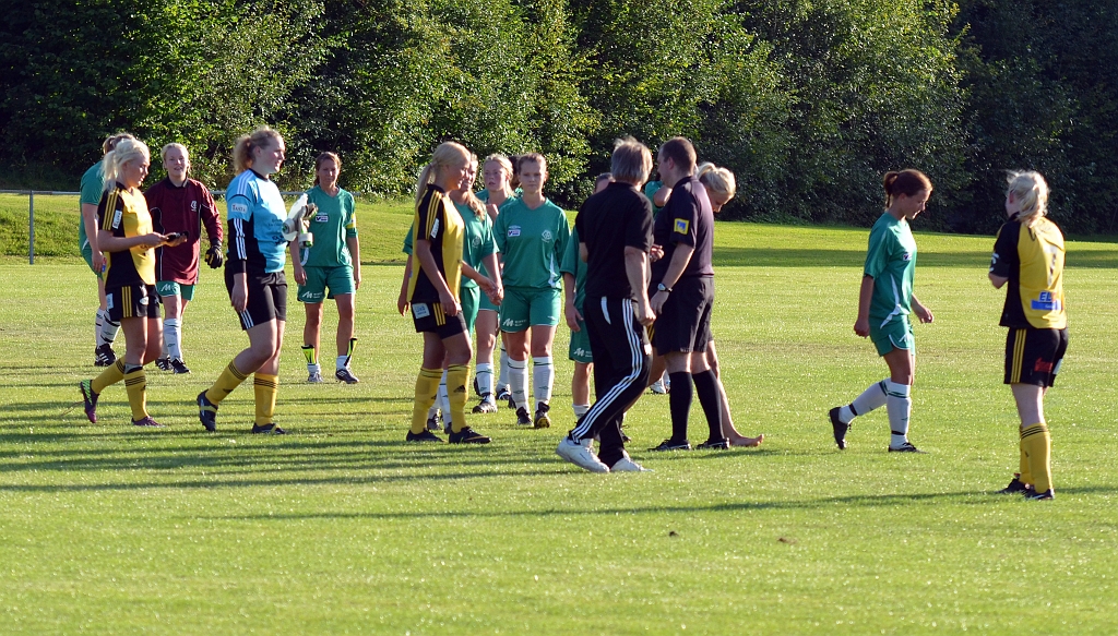 2012_0805_45.JPG - Lagen tackar varandra efter matchen