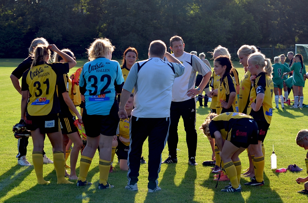 2012_0805_46.JPG - Södra pratar igenom lite om vad som var bra under matchen