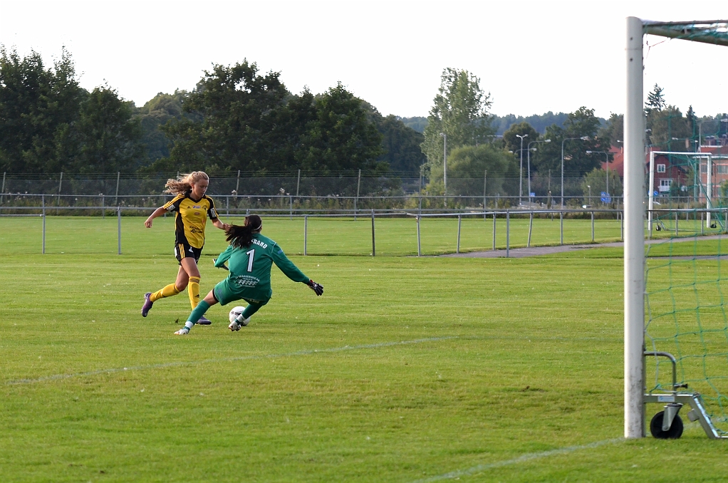 2012_0815_01.JPG - Första chansen i matchen blir Södras, Adelisa Grabus kommer fri mot målvakten. . .