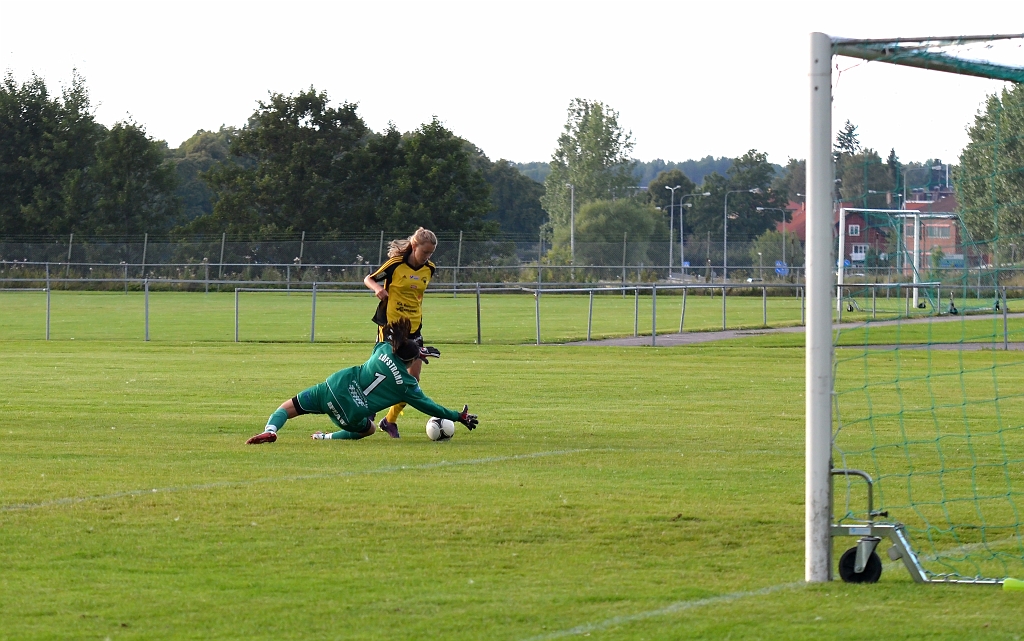 2012_0815_02.JPG - . . . men Rytternes målvakt gör en bra räddning och tar bollen