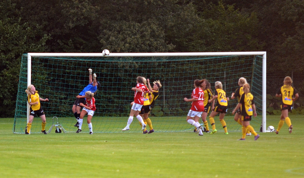 2012_0815_03.JPG - Hörna för Rytterne och Södras målvakt Sanna Bäckman får sträcka ut ordentligt