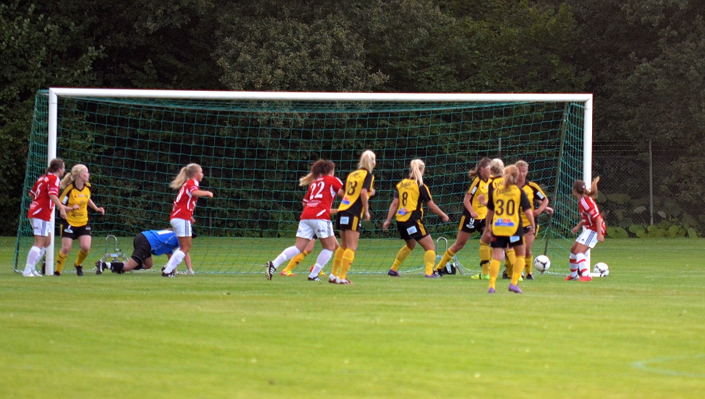 2012_0815_04.JPG - Hörnan leder till en målchans för Rytterne men Södraförsvaret får undan bollen