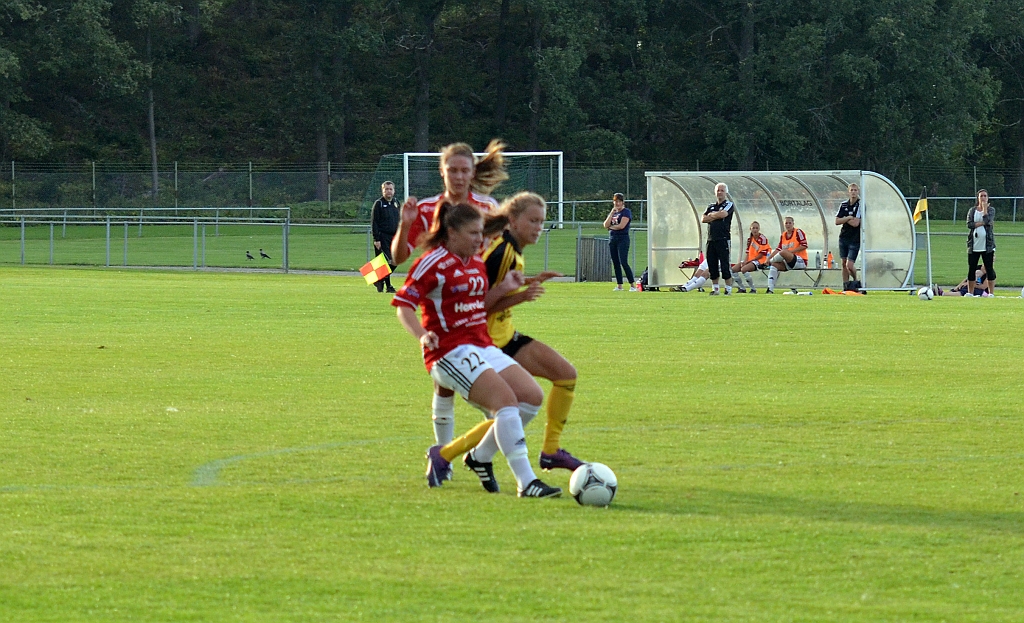 2012_0815_05.JPG - Adelisa Grabus pressar mot Rytterneförsvaret. . .