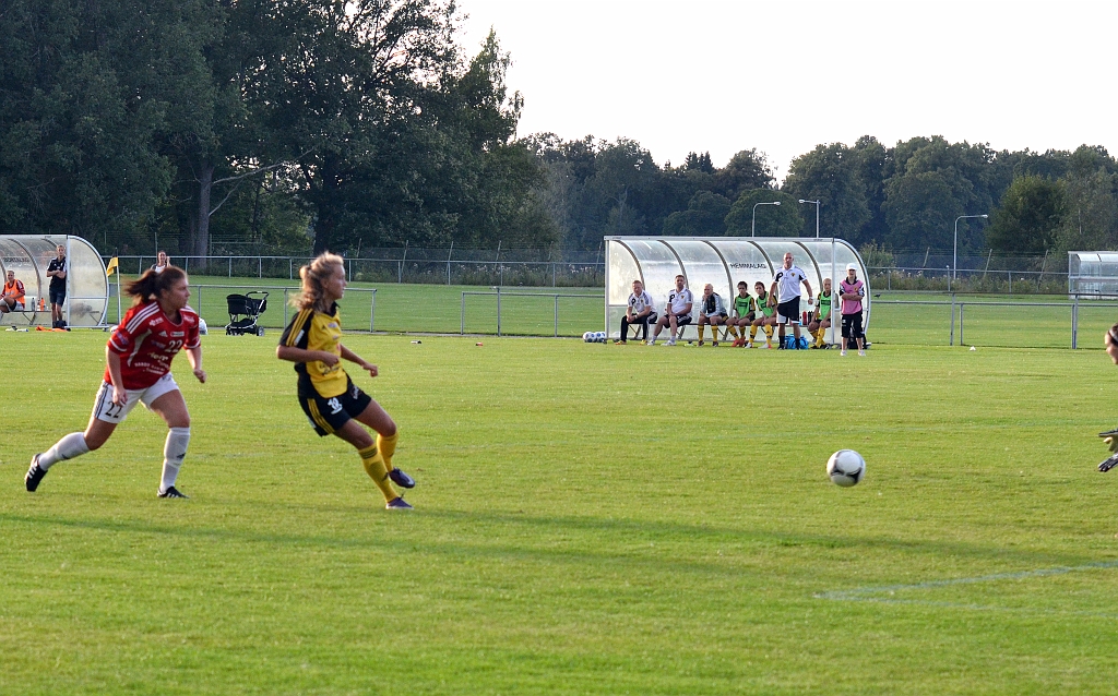 2012_0815_06.JPG - . . . hon kommer loss med bollen och skjuter. . .