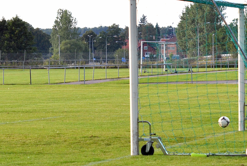 2012_0815_07.JPG - . . . men bollen tar i stolpen och . . .
