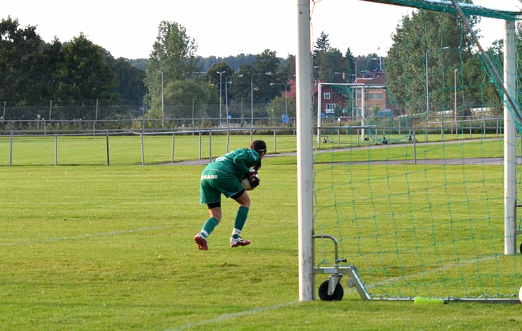 2012_0815_08.JPG - . . . Rytternes målvakt kan plocka in bollen i skopan